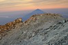 Stín vrcholu při východu slunce dosahuje až 200km daleko