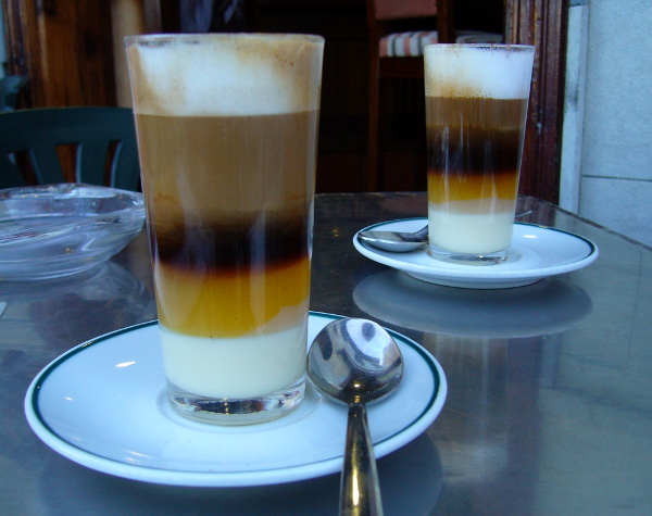 káva Barraquito s likérem - doporučujeme vyzkoušet